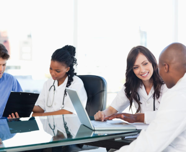 equipo médico haciendo evaluación logística