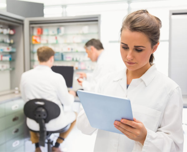 mujer llevando logística hospitalaria