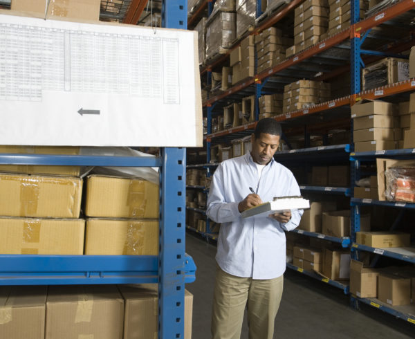 persona haciendo un control de inventarios