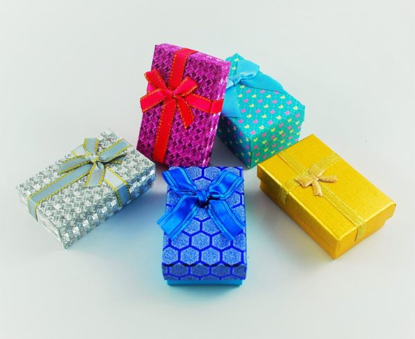 empaques de regalos de colores