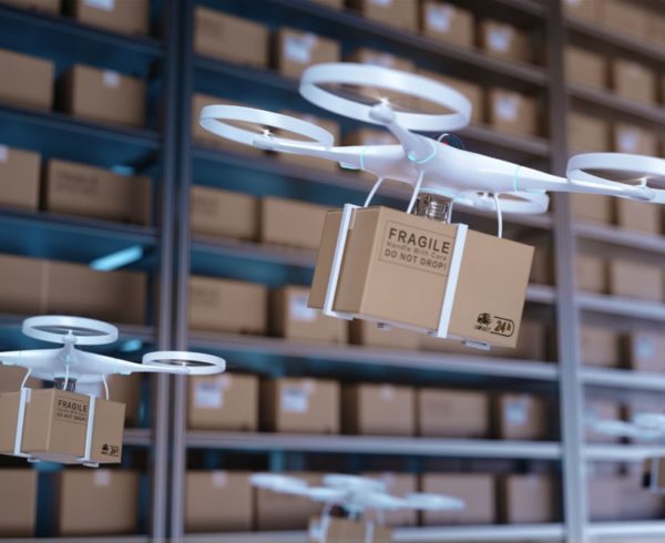 drones llevando mercancía en logística
