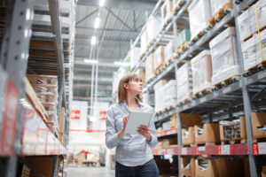 mujer revisando el stock